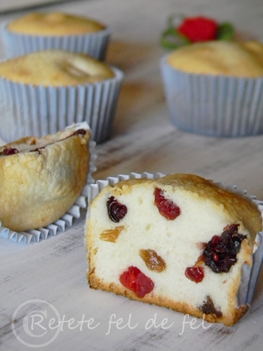 Muffins din albusuri cu fructe uscate