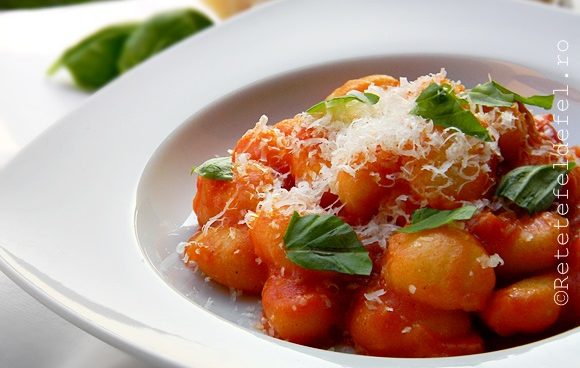 GNOCCHI CU SOS DE ROSII