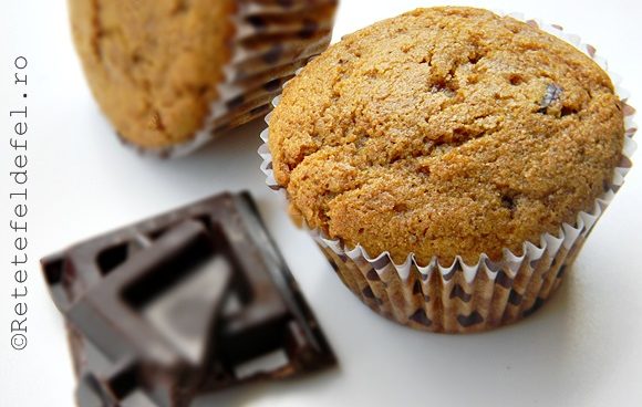 MUFFINS INTEGRALI CU BANANE SI CIOCOLATA