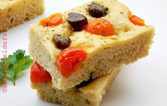 FOCACCIA CU ROSII CHERRY SI MASLINE