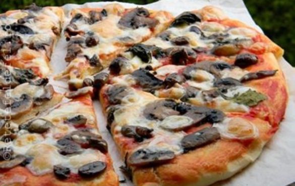 PIZZA CU CIUPERCI SI MASLINE Rețete Fel de Fel