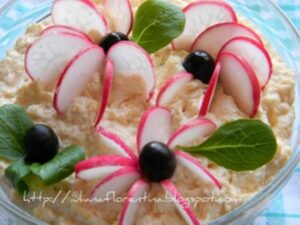 Salata de icre decorata cu ridichi rosii si frunze verzi