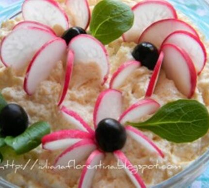 Salata de icre decorata cu ridichi rosii si frunze verzi