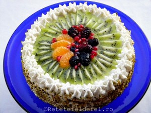 tort cu frisca si fructe
