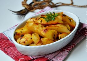 cartofi cu paprika si patrunjel la cuptor
