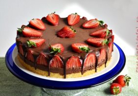 tort cu mousse de ciocolata si capsuni