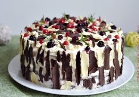 tort cu ciocolata si fructe de padure