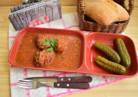 Chiftele din carne cu legume în sos picant