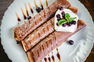 Trei clătite cu cacao și pișcoturi cu cremă de mascarpone