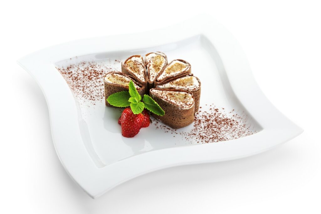 Clătite tiramisu secționate pe p farfurie