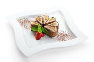 Clătite tiramisu secționate pe p farfurie