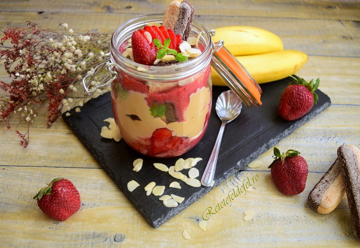 Desert cu căpșuni și cremă caramel cu banane