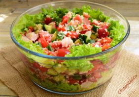 Salată verde cu legume şi cuscus