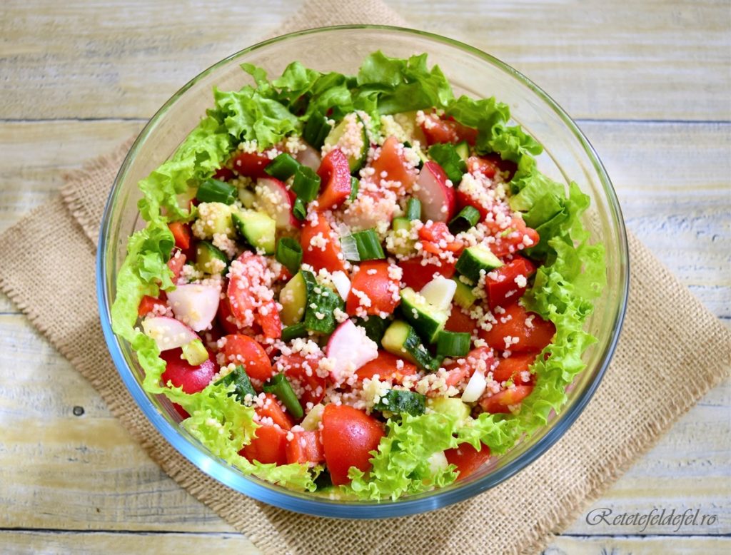 Pentru zilele călduroase, sau zilele în care ne dorim să mâncăm mai lejer, reţeta de Salată verde cu legume şi cuscus este ideală.