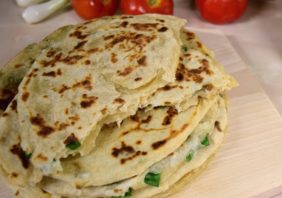 Turte chinezești la tigaia cu particule de piatră și cupru
