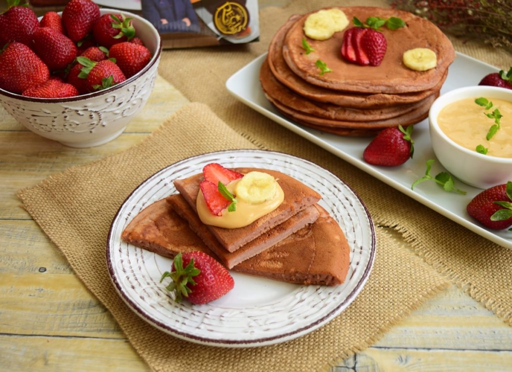 Pancakes cu banane și căpșune