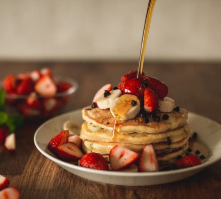 Pancakes cu banane și căpșuni