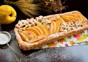Tartă cu gutui caramelizate și sos caramel