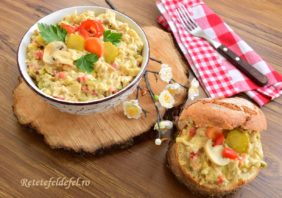 Salată de ciuperci cu piept de pui și murături