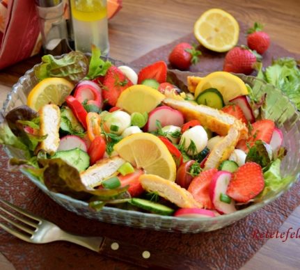 Salată de legume cu pui și căpșuni