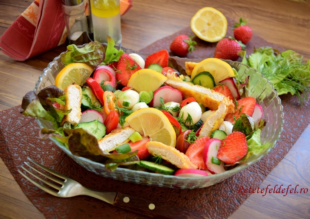 Salată de legume cu pui și căpșuni