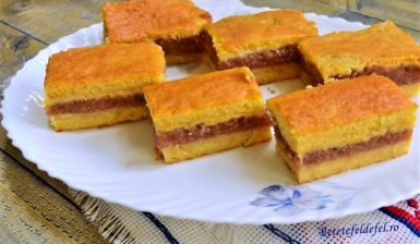 Prăjitura turnată cu mere acrișoare