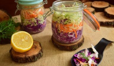 Salată de varză în straturi cu țelină și morcov