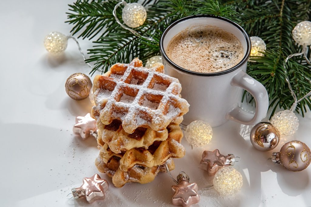 Vafe de turtă dulce sau Gingerbread waffles alături de o cană cu cafea, într-un decor de iarnă