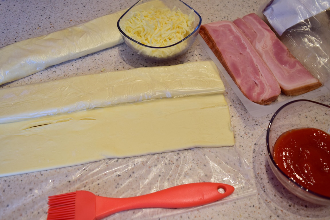 Ingrediente pentru trandafiri din foietaj cu bacon și mozzarella