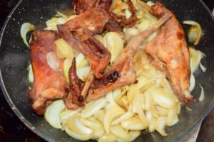 Carne și ceapă la tigaie pentru tocană țărănească