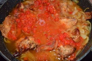 Carne de iepure cu ceapă și sos de roșii cu ardei