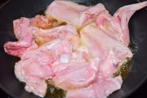 Carne de iepure la tigaie