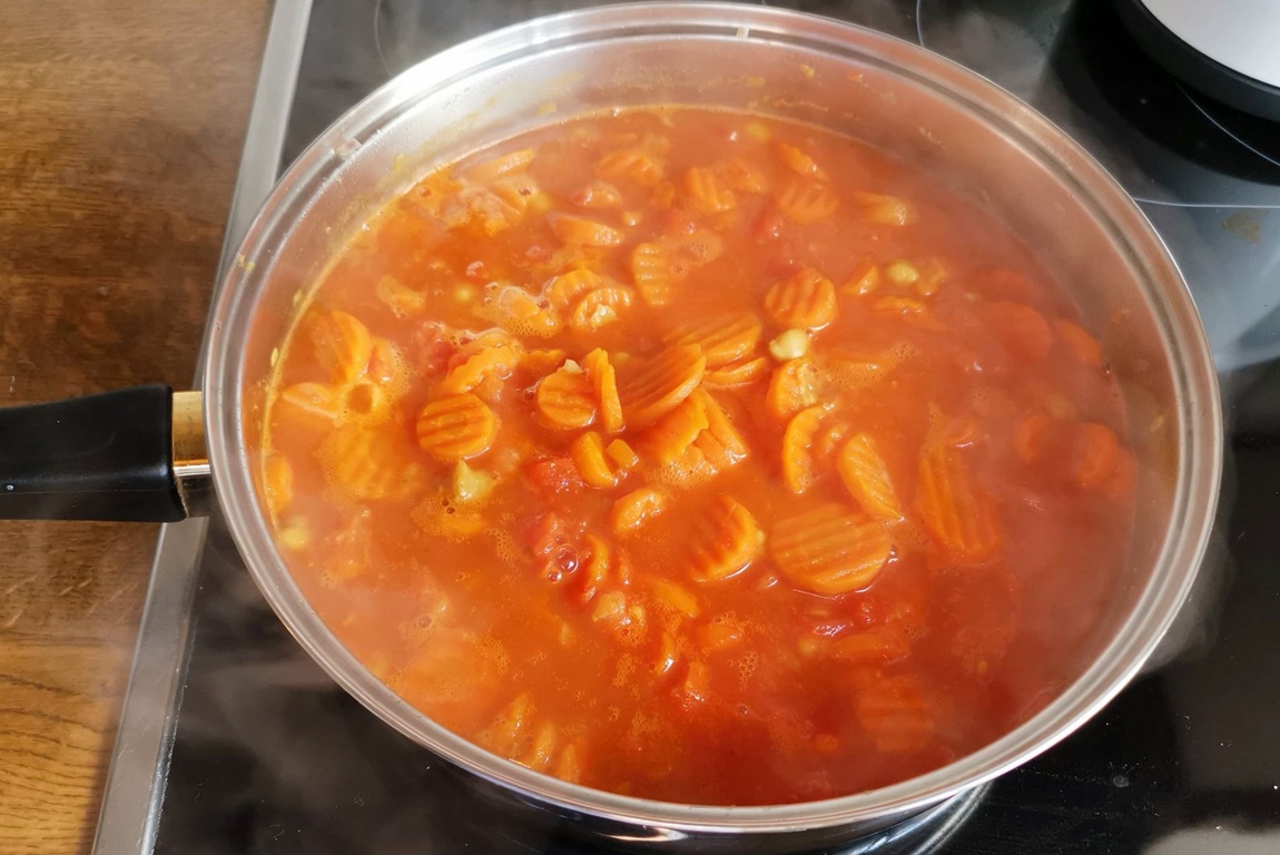 Curry de năut cu morcovi și ceapă roșie