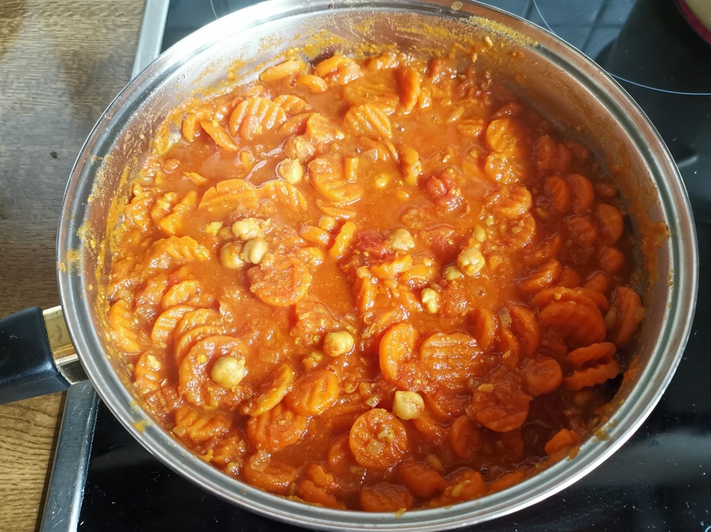 Curry de năut cu morcovi și ceapă roșie