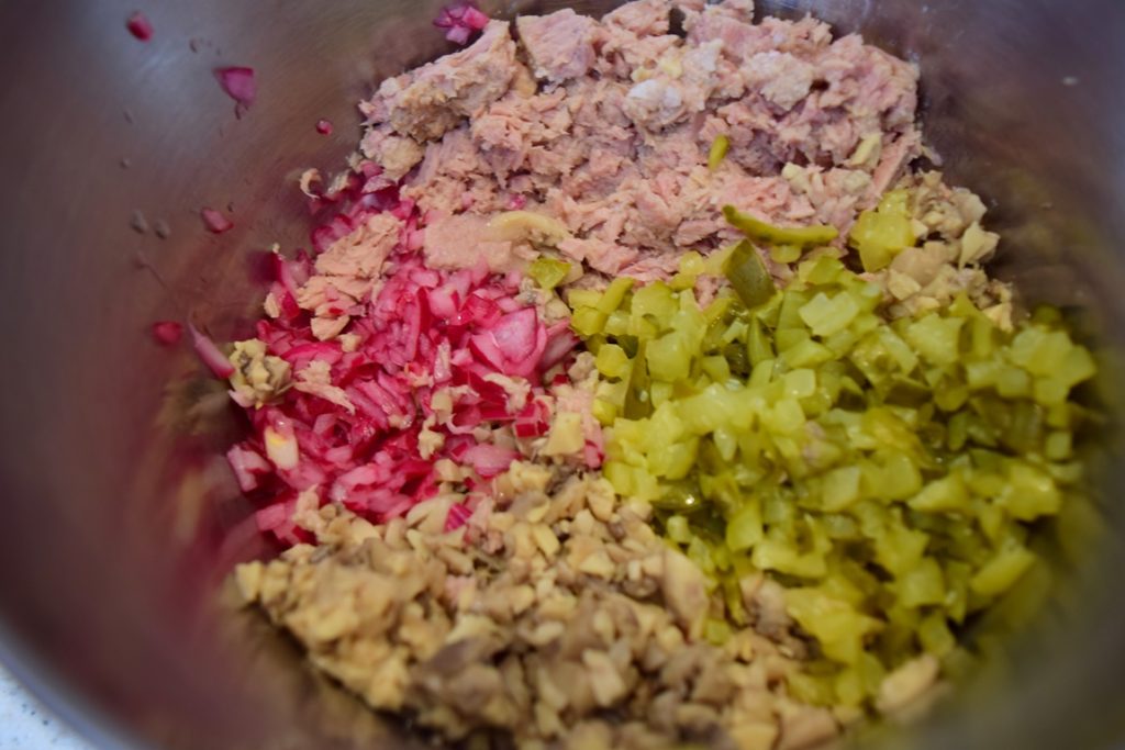 Ingrediente pentru Salată de ciuperci cu ton și castraveciori acri