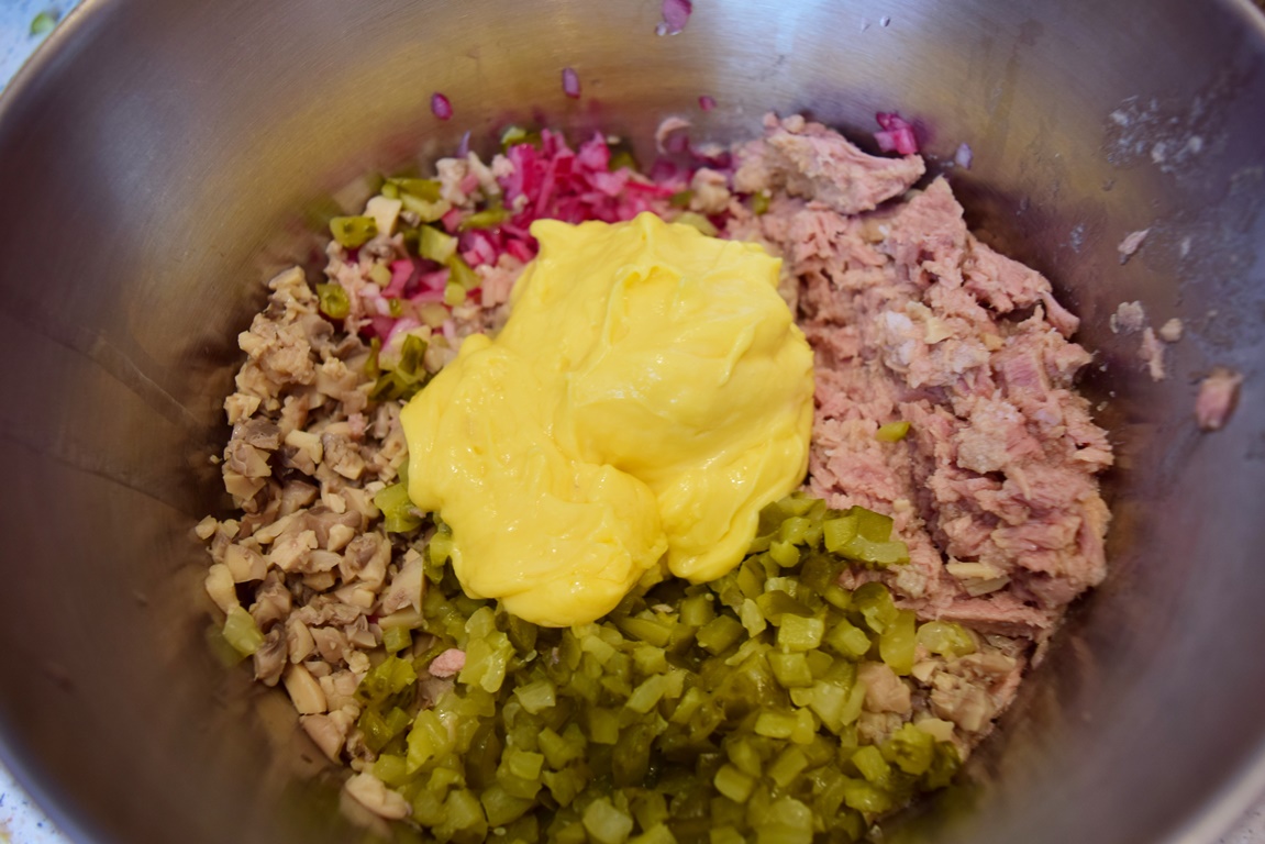 Ingrediente pentru Salată de ciuperci cu ton și castraveciori acri