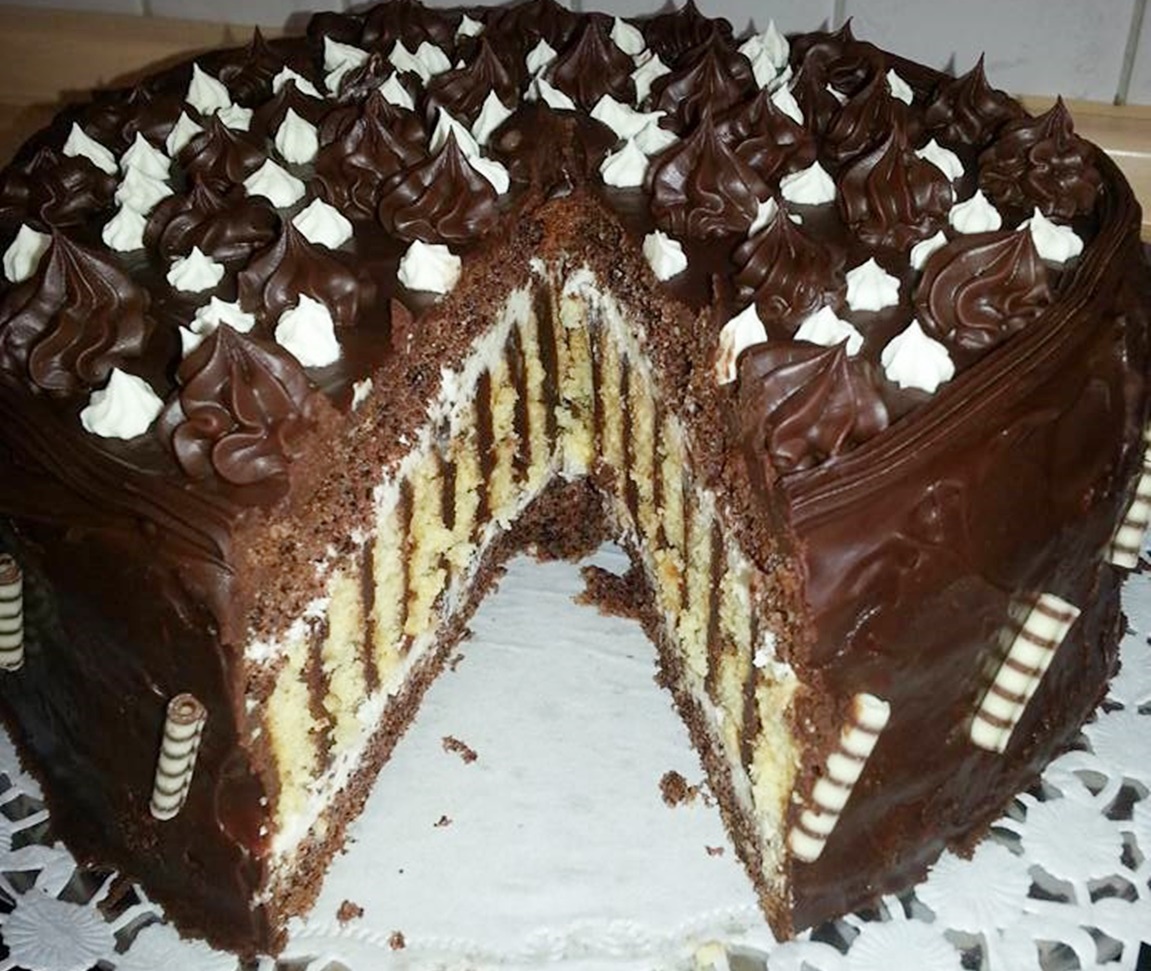 Tort spirală cu cremă de ciocolată în secțiune