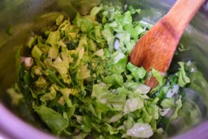 Salată verde cu ceapă verde în ulei