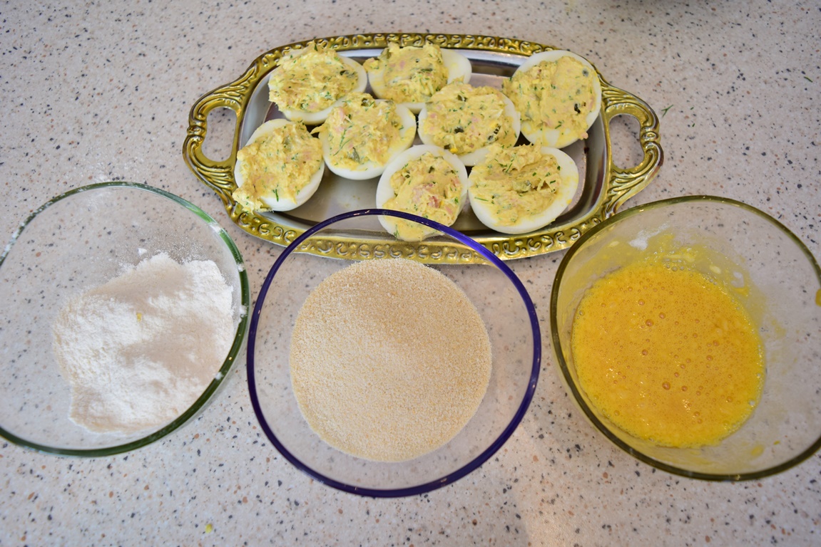 Pregătire ouă umplute cu ton și cremă de brânză pentru a fi preparate pane