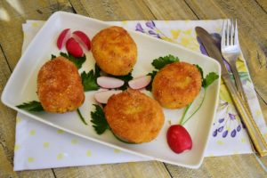 Ouă pane umplute cu ton și cremă de brânză