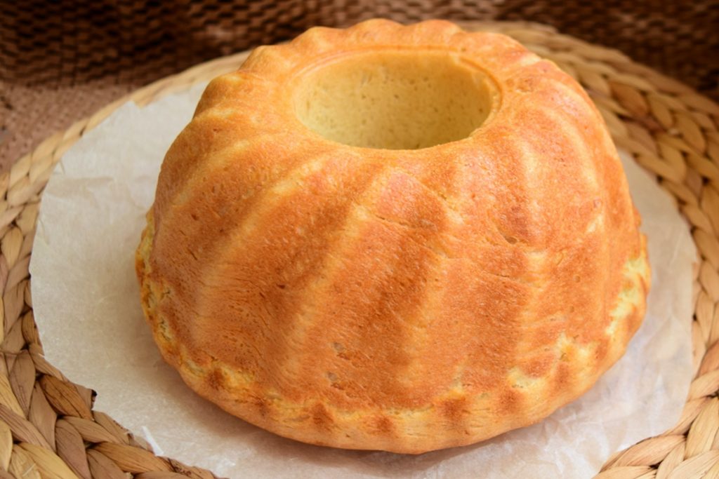 Pâine de casă cu cartofi în aluat, preparată în formă de guguluf