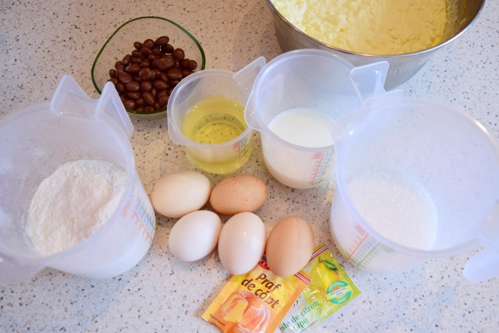 Ingrediente pentru prăjitura turnată cu brânză și stafide