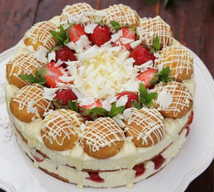 Tort ecler cu căpșuni și ciocolată albă