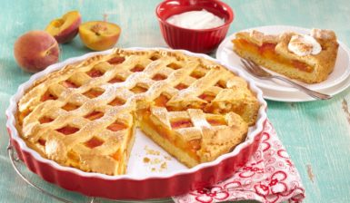 Tartă cu caise proaspete și gem de caise, secționată în tava de copt