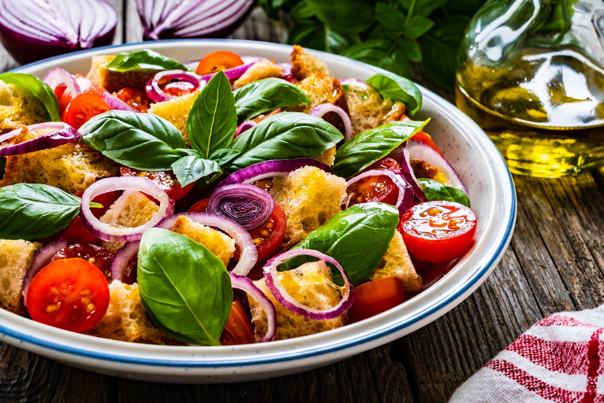 Salată italiană de roșii cu pâine și ceapă roșie, într-un bol metalic