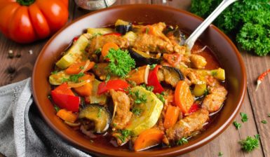 Tocăniță de pui cu legume la grill, într-un bol de servire din ceramică