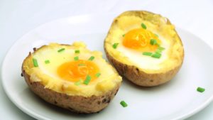 Ouă ochiuri în cartofi presărate cu ceapă verde