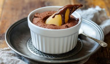 Prăjitură cu pară și sos de ciocolată, în vas ramekin