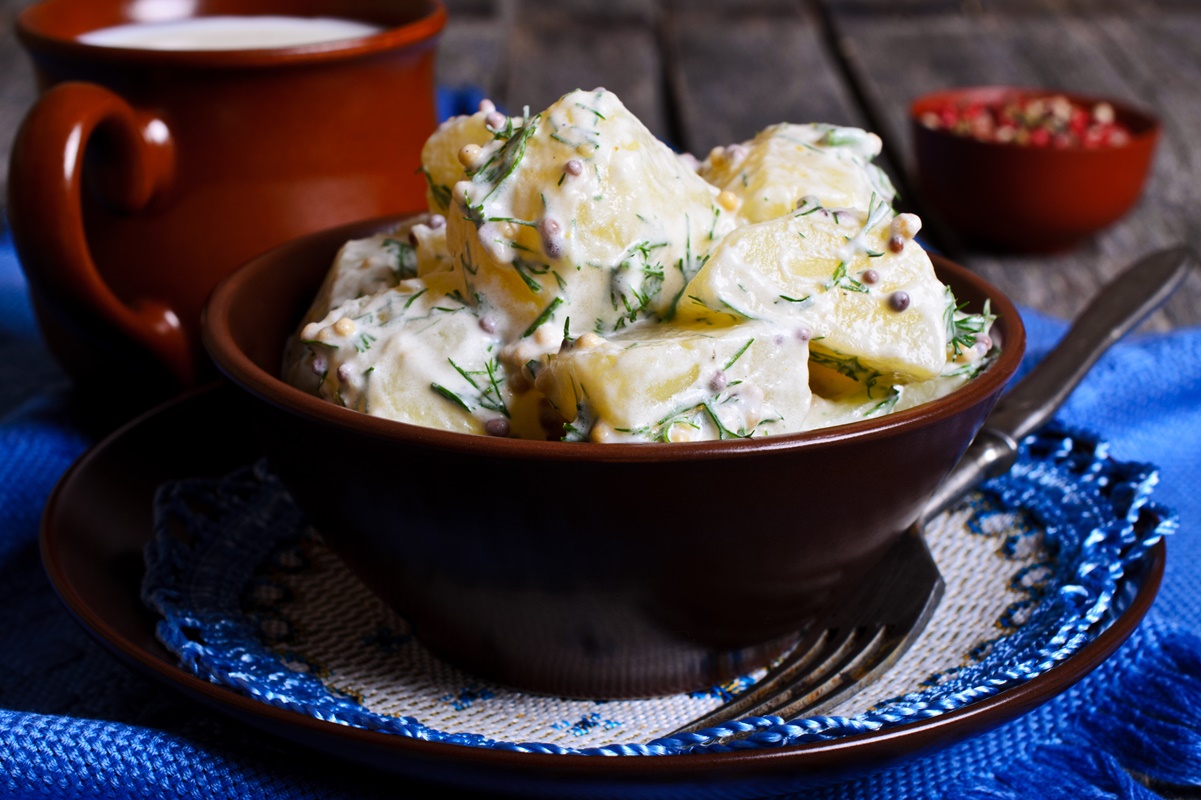 Salată de cartofi cu sos de muștar și smântână cu mărar, gata de servit