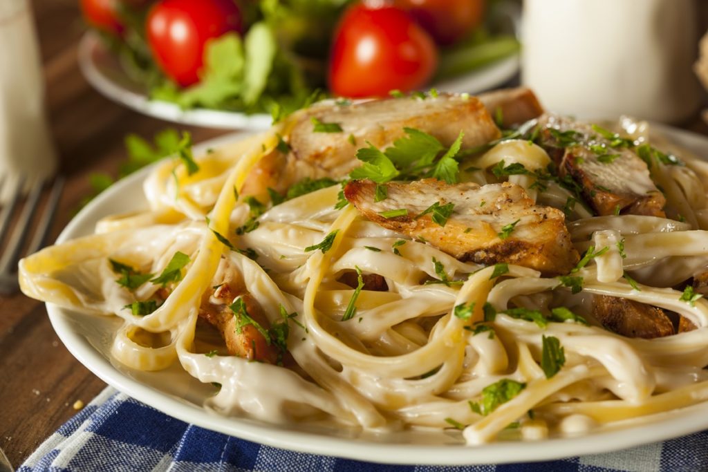 Fettucine Chicken Alfredo, gata de servit